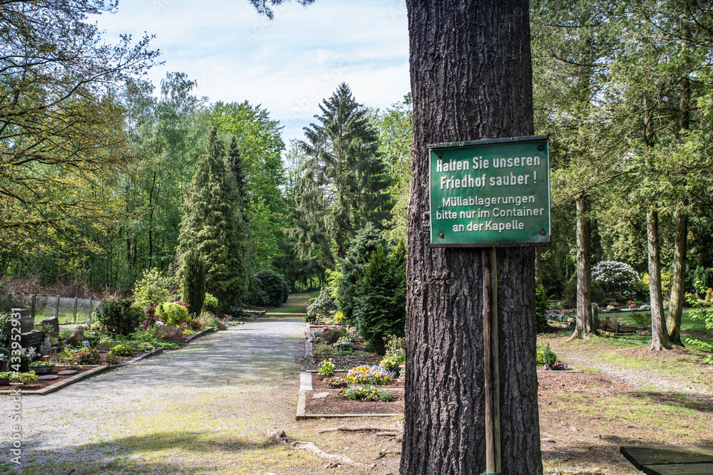Eingangsbereich des Waldfriedhofes nahe Hösel