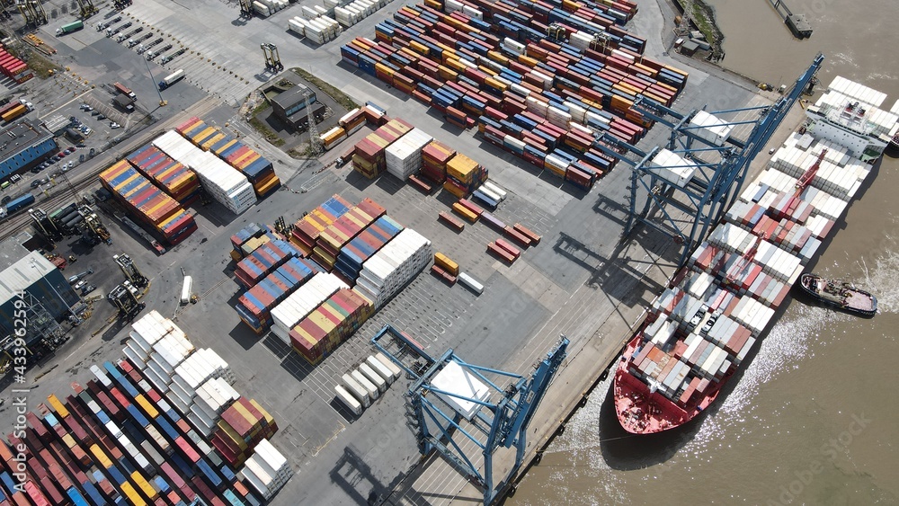 Φωτογραφία Tilbury Docks on River Thames UK container ships loading overhead aerial view