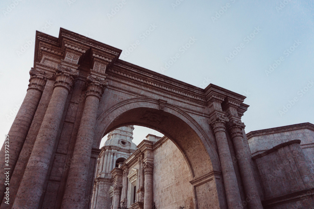 Vista del arco de la iglesia en plaza de armas, Arequipa