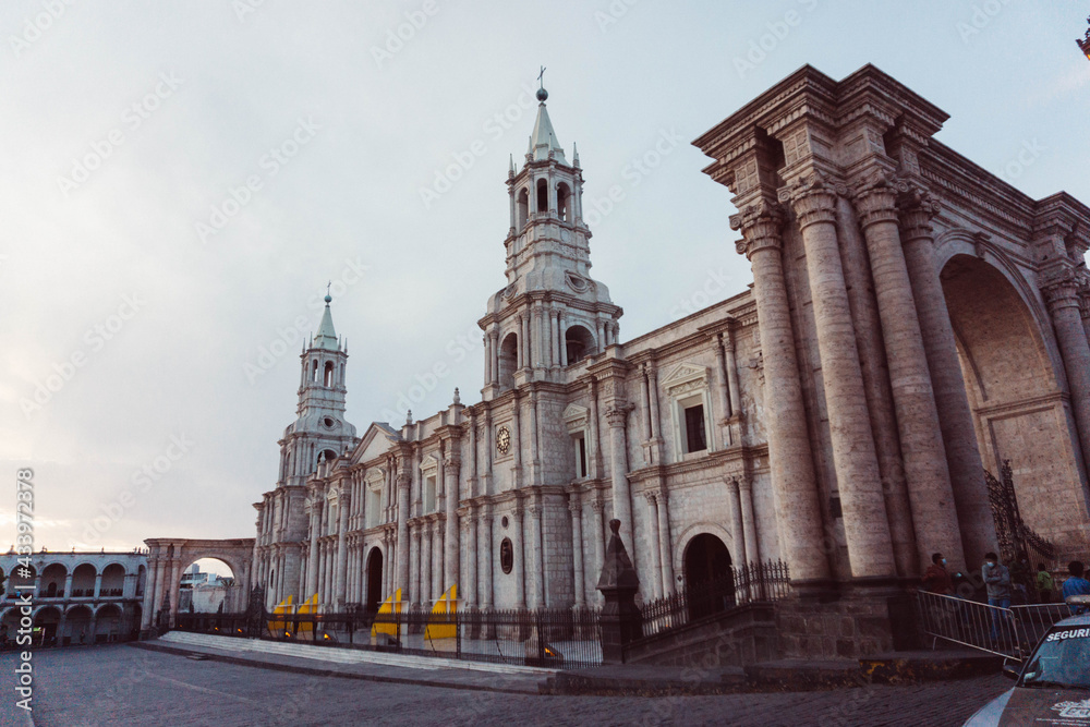 Plaza de Armas de la ciudad con la iglesia