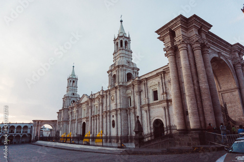Plaza de Armas de la ciudad con la iglesia