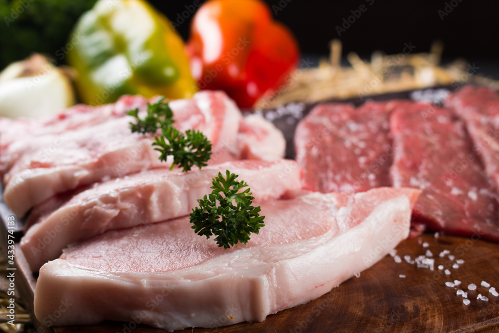 Diferentes cortes de carnes para parrilla o asado Diferentes cortes de carnes para parrilla o asado