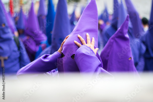 Vászonkép Manifestación religiosa en semana santa en Ecuador con los Cucuruchos en procesi