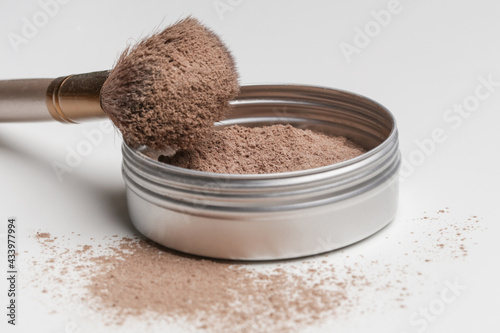 Foto A jar of organic non-toxic chemicals free dry shampoo