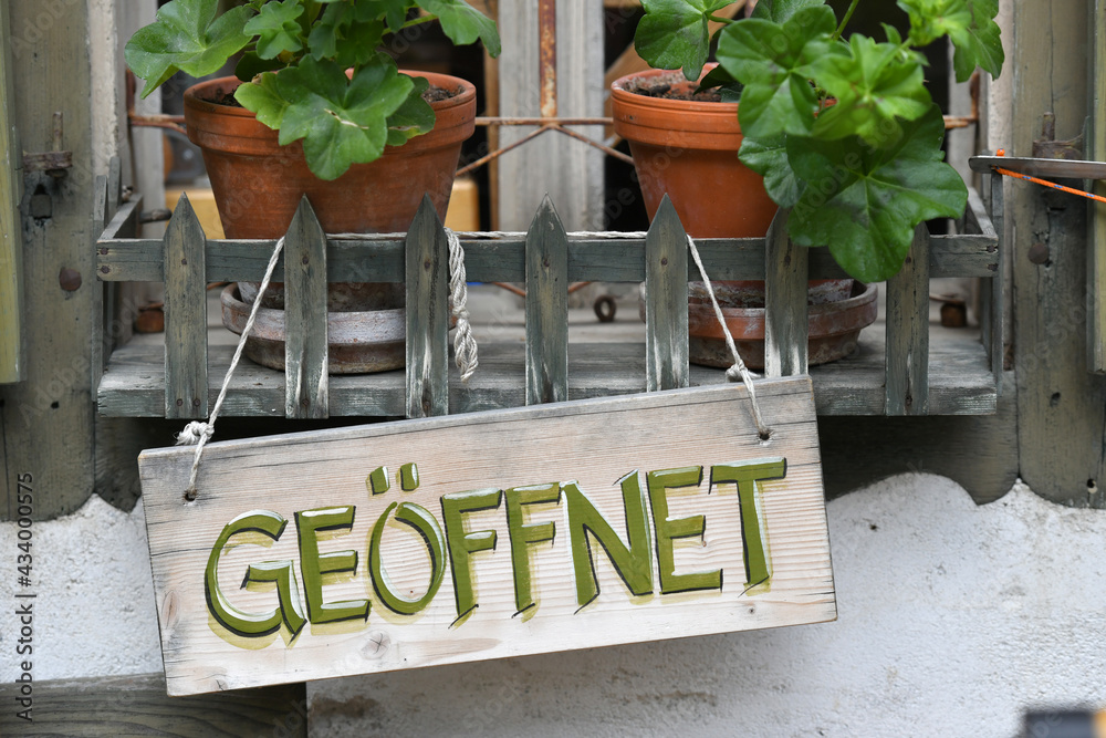 Fototapeta premium Lockdown in Corona-Krise - Die Gastronomie öffnet wieder in Österreich, Europa - Lockdown in Corona crisis - Gastronomy opens again in Austria, Europe.