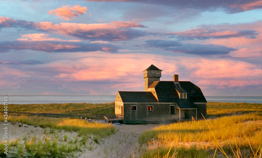 Fototapeta premium Cape Cod House by the Ocean