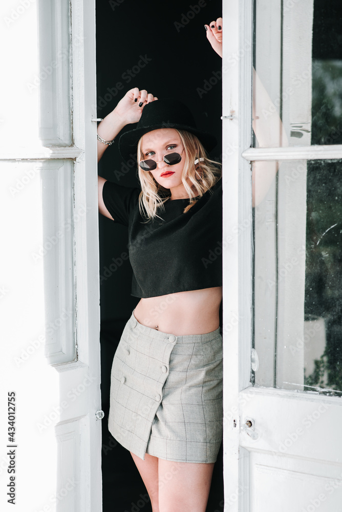 Photography of girl posing, in a session, fashion, with elegant clothes, lens and technology. Photography of girl posing, in a session, fashion, with elegant clothes, lens and technology.