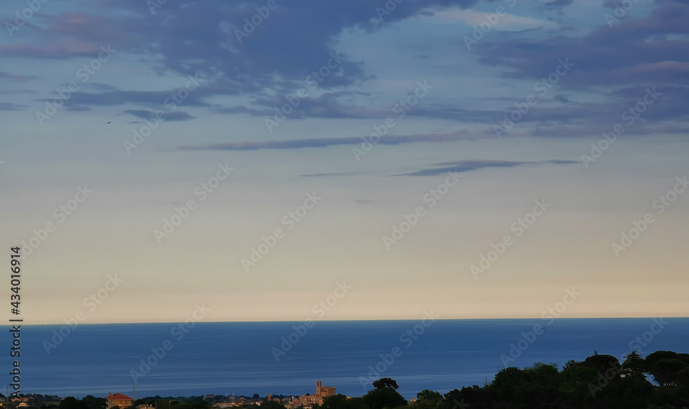 Mare Adriatico visto dall’alto delle colline al tramonto