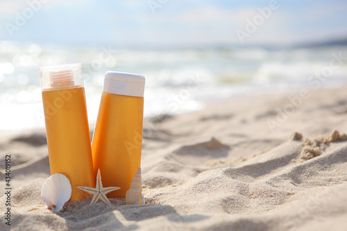 Fototapeta Naklejka Na Ścianę i Meble -  Sunscreens on the beach near the sea close up
