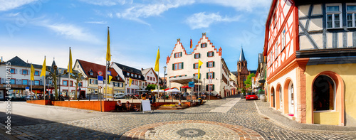 Tableau sur toile Town hall and market square in Oppenheim am Rhein, Germany