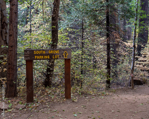 Valokuva South Grove Trail sign  in Calaveras Big Trees State Park in the Fall, Californi