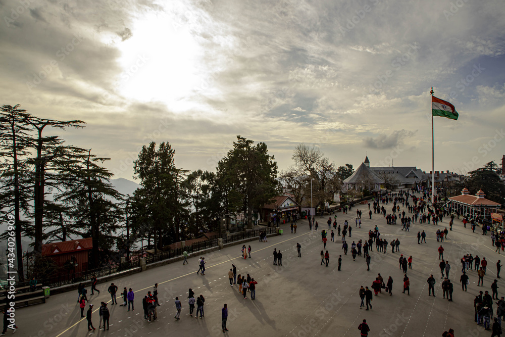 Obraz premium beautiful view of shimla city and mall road.