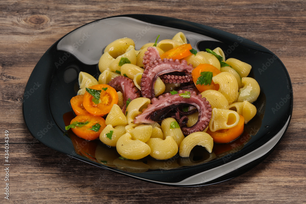 Pasta with octopus and yellow tomatoes Pasta with octopus and yellow tomatoes