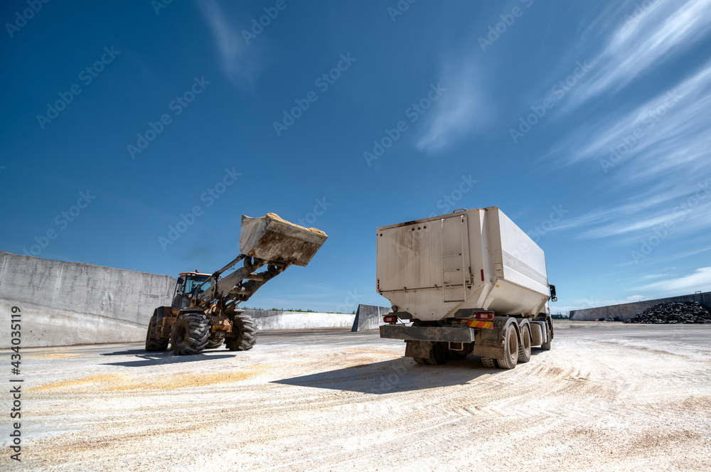 Fototapeta premium wheel bucket loader loading truck