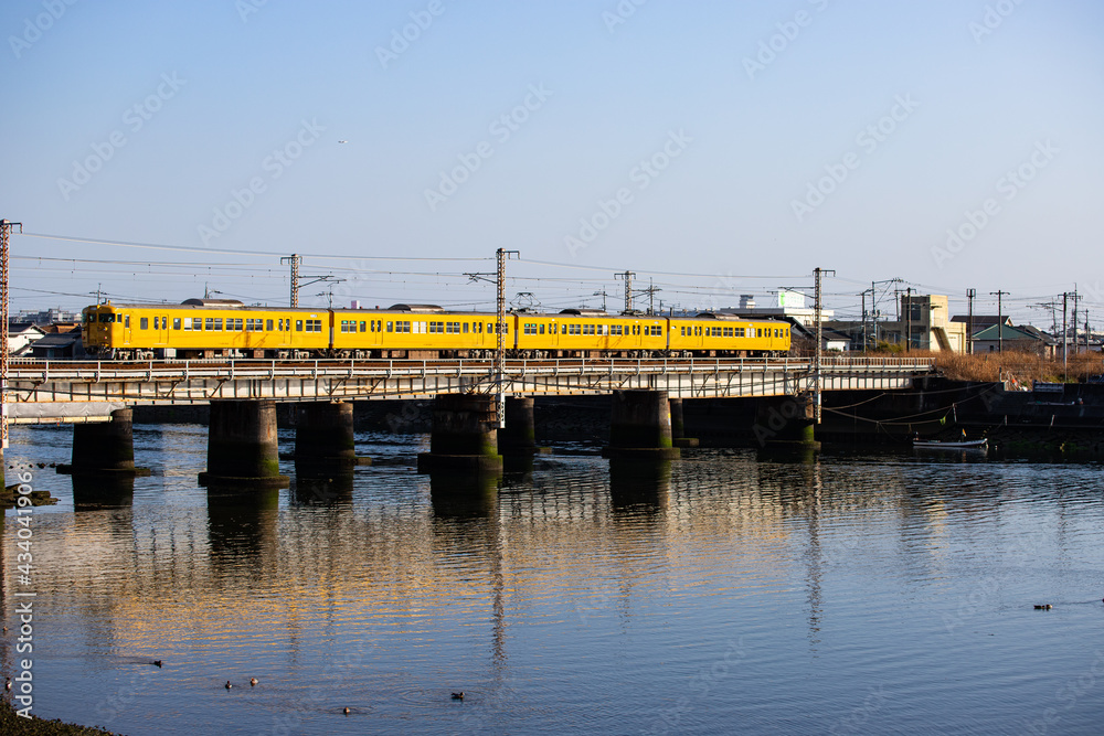 山口県岩国駅周辺、水面の列車。