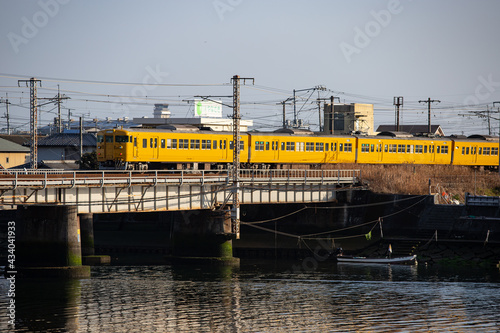 山口県岩国駅周辺、黄色列車今津川渡る。