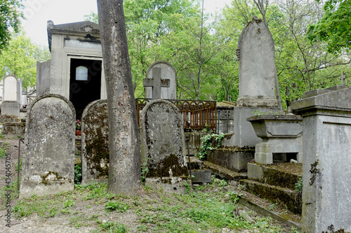 Tombes anciennes au cimetière du Père-Lachaise photo