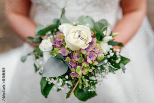 Hochzeitsmotiv: Brautstrauss mit den Trauringen