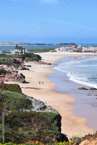 Fotografija Baleal beach and its scenic coastline near Peniche, Portugal