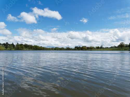 Paysage de lac en Auvergne. Vue sur le lac de Prade au printemps à l'est du Bourg du village de Servant dans le Puy-de-Dôme.