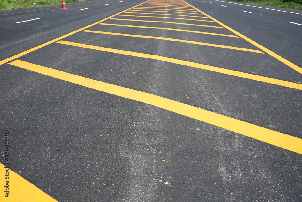 Yellow traffic line Used to divide the traffic direction.