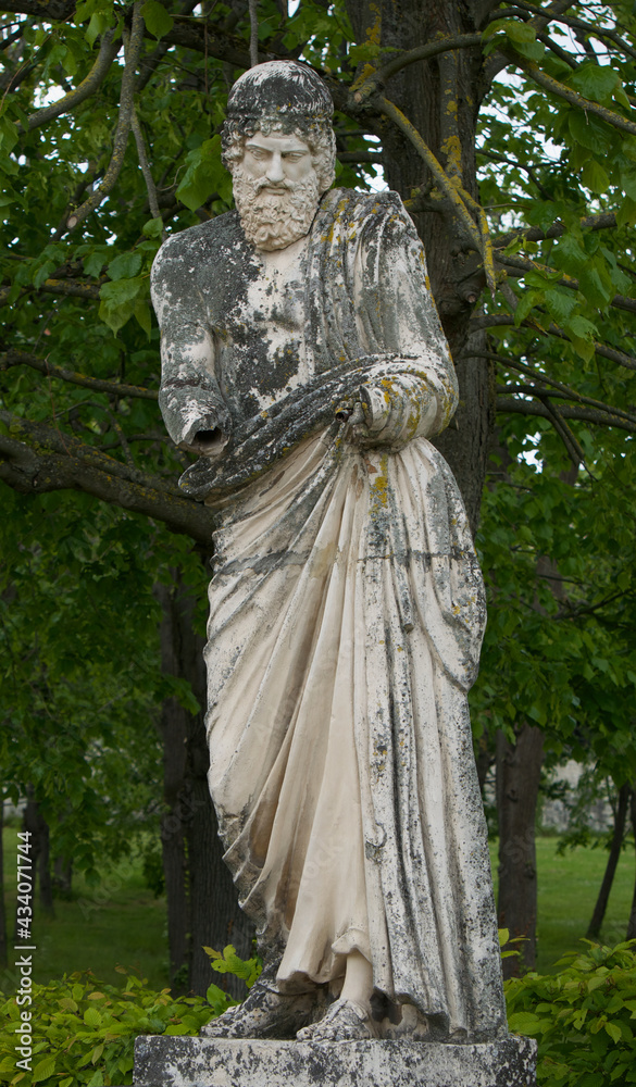 Obraz premium Statue of an old, bearded man resembling a greek philosopher with broken arms