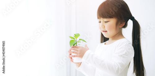 植物を見る女の子　環境イメージ