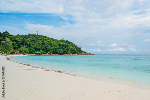 Fototapeta Naklejka Na Ścianę i Meble -  scenic view of Pataya beach of Lipe island, Thailand. Lipe island is known as Maldives of Thailand because there beautiful beach with clear sea water and fantastic coral reef