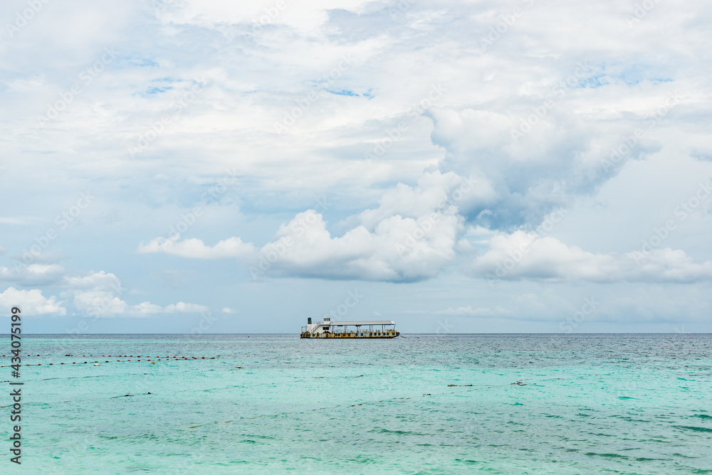 Obraz premium one ship floating in the middle of the ocean