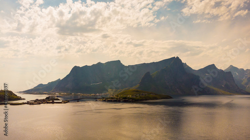 Krajobraz fiordów i gór. Lofoty - wyspy Norwegia