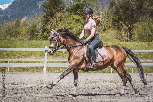 Reiterin mit galoppierenden Pferd/Pony © Petra Fischer