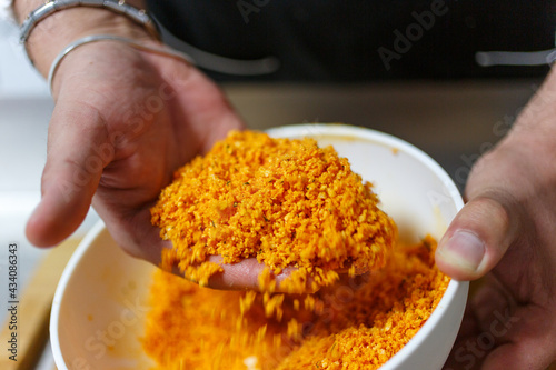 Pangrattato grosso condito e colorato a mano con una marinata rossa per la carne e pronto per essere utilizzato photo