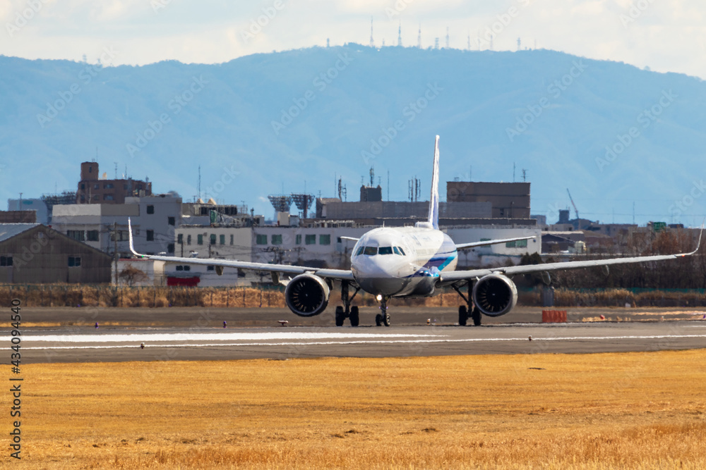 滑走路で待機する離陸前の飛行機 滑走路で待機する離陸前の飛行機