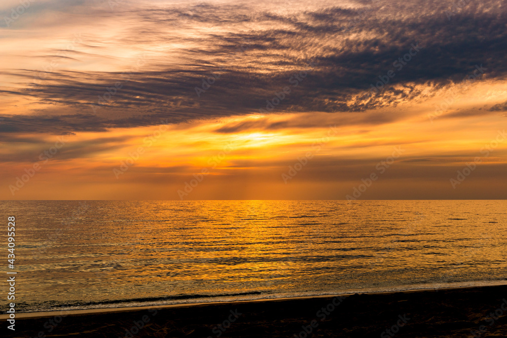 Obraz premium Sunset over ocean. Summer evening.