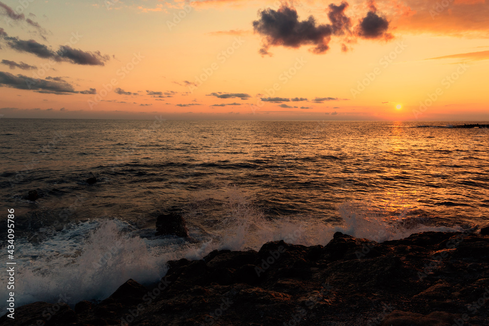 Obraz premium Sunset over sea. Dramatic sky.