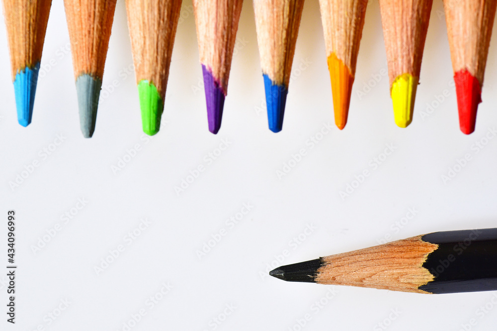 Obraz premium Top down view of neatly arranged tips of colored pencils.
