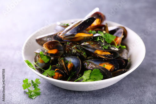 mussels with herb and wine