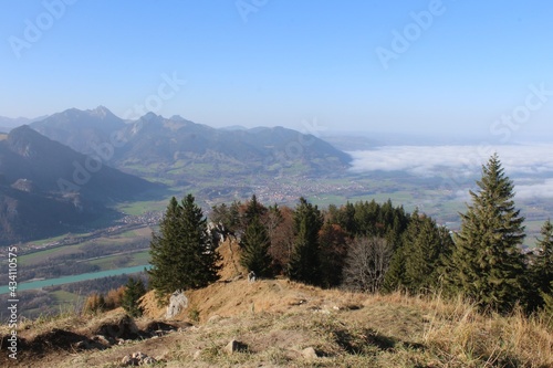 Aussicht von einem Berg in den Alpen mit Bäumen und Wolken  © johannes81
