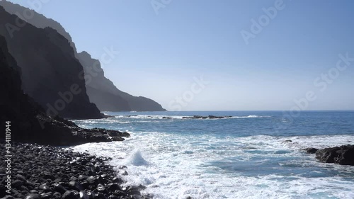 Blaues Meer mit Wellen an steiler vulkanischer Felsenküste - Playa del Trigo bei Alojera, La Gomera, Kanarische Inseln photo