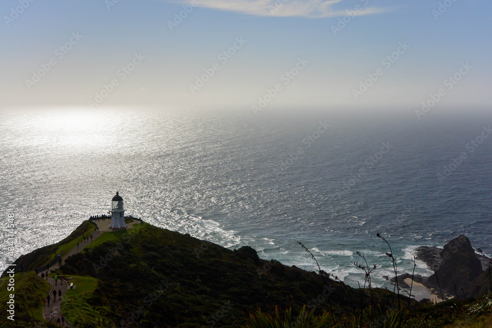 Phare guettant l'océan sur sa petite colline Phare guettant l'océan sur sa petite colline