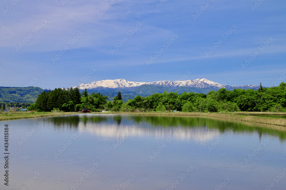 飯豊連峰・水田(福島県・喜多方市) 飯豊連峰・水田(福島県・喜多方市)