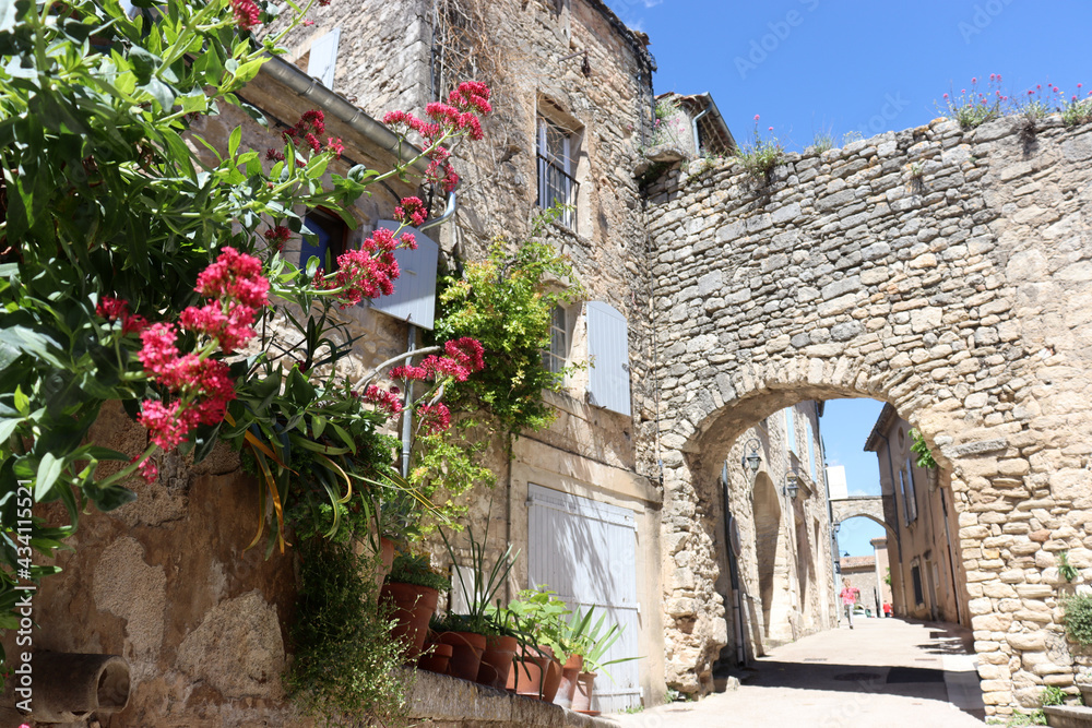Naklejka premium Im alten Dorf Lacoste am Luberon in der Provence, Frankreich