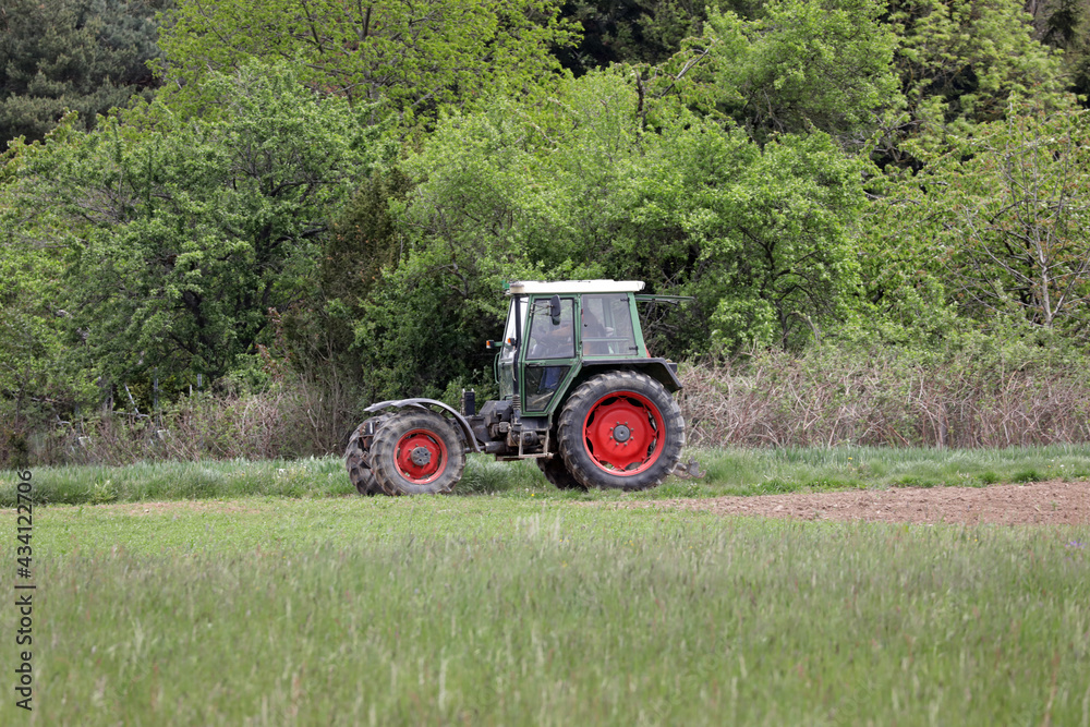 Fototapeta premium traktor auf dem acker in der natur