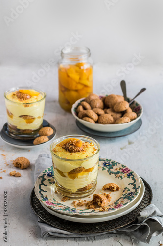 Tiramisù with amaretti biscuits and peaches in syrup (ph. Tiziana Molti)