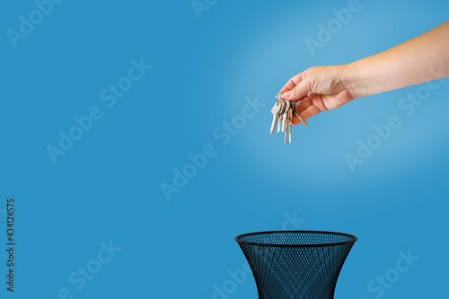 Obraz na plátne A hand is about to throw a bunch of keys into the trash can