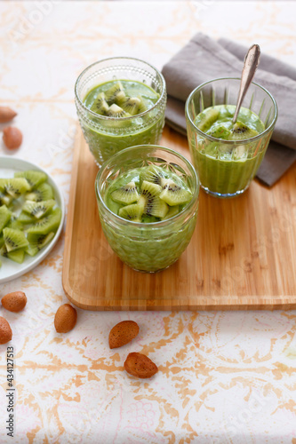 Smoothie with kiwi fruit almonds cucumber and mint (ph. Marianna Franchi)