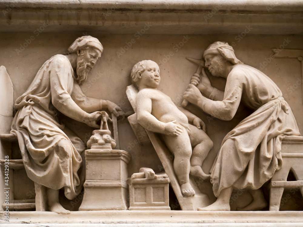 Italia, Toscana, Firenze, bassorielivo in marmo all'esterno della chiesa di Orsanmichele.