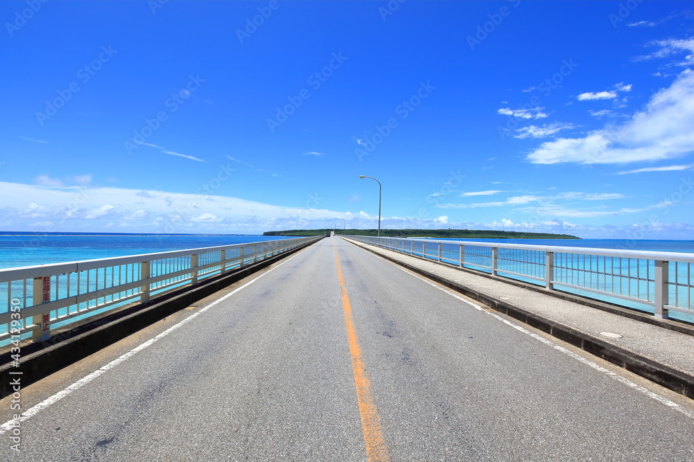 海を渡る橋