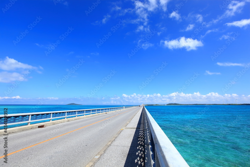 綺麗な海を渡る橋