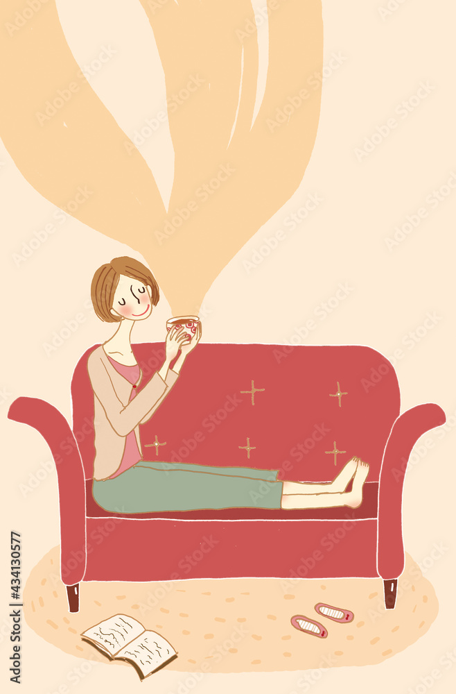 ソファーに座ってお茶を飲んでいる若い女性。 ソファーに座ってお茶を飲んでいる若い女性。